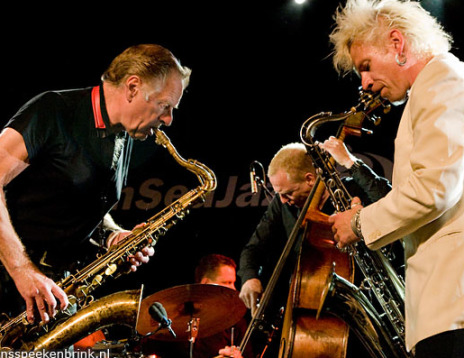 Hans Dulfer en Boris van der Lek spelen op hun instrumenten