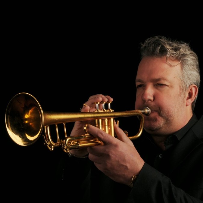 Nanouck Brassers blaast op zijn trompet
