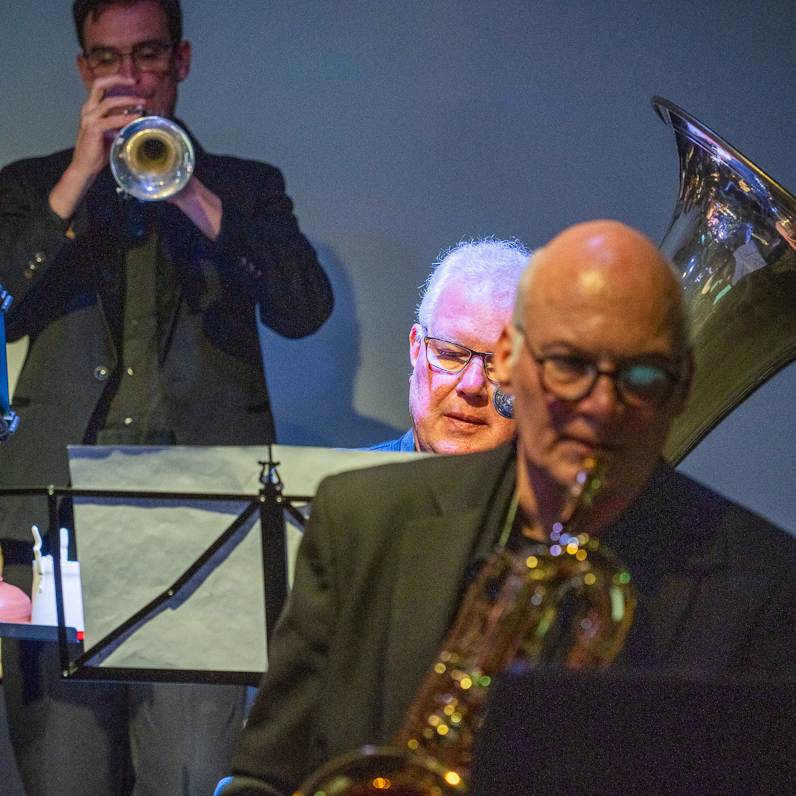 De V.S.O.P. Big Band aan het spelen