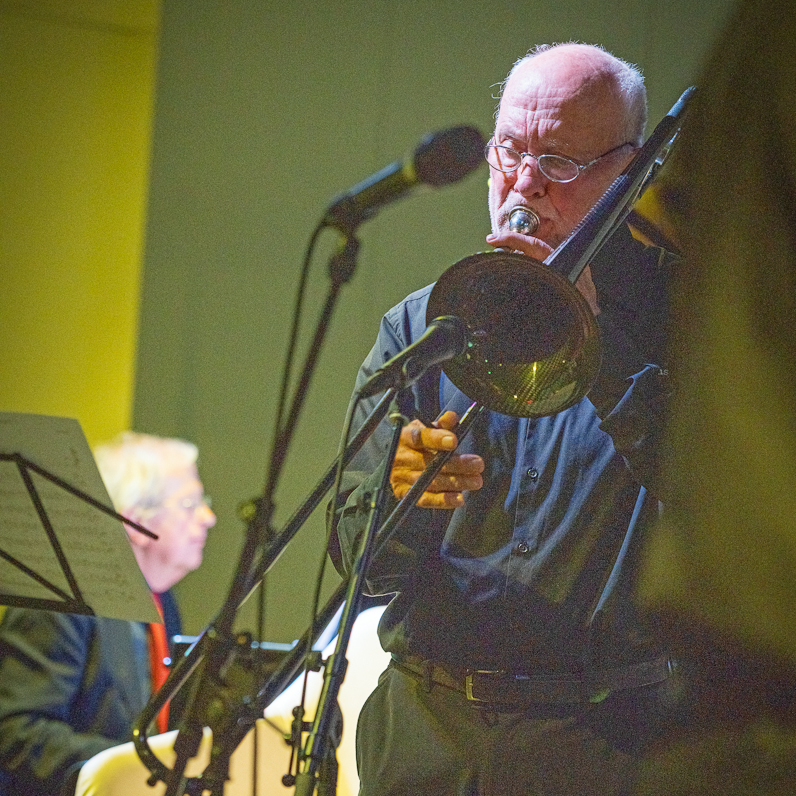 De V.S.O.P. Big Band aan het spelen