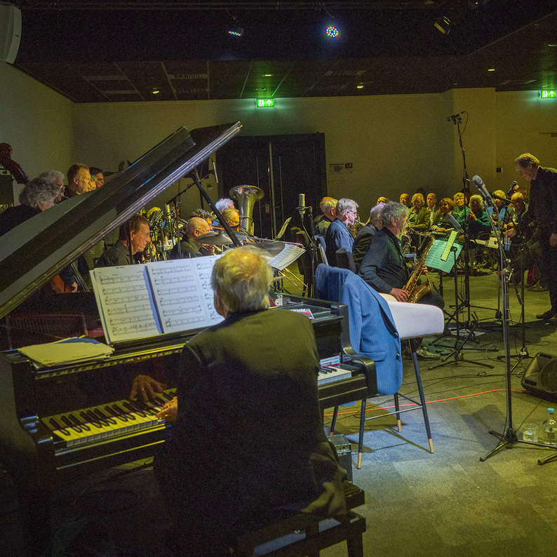 De V.S.O.P. Big Band aan het spelen