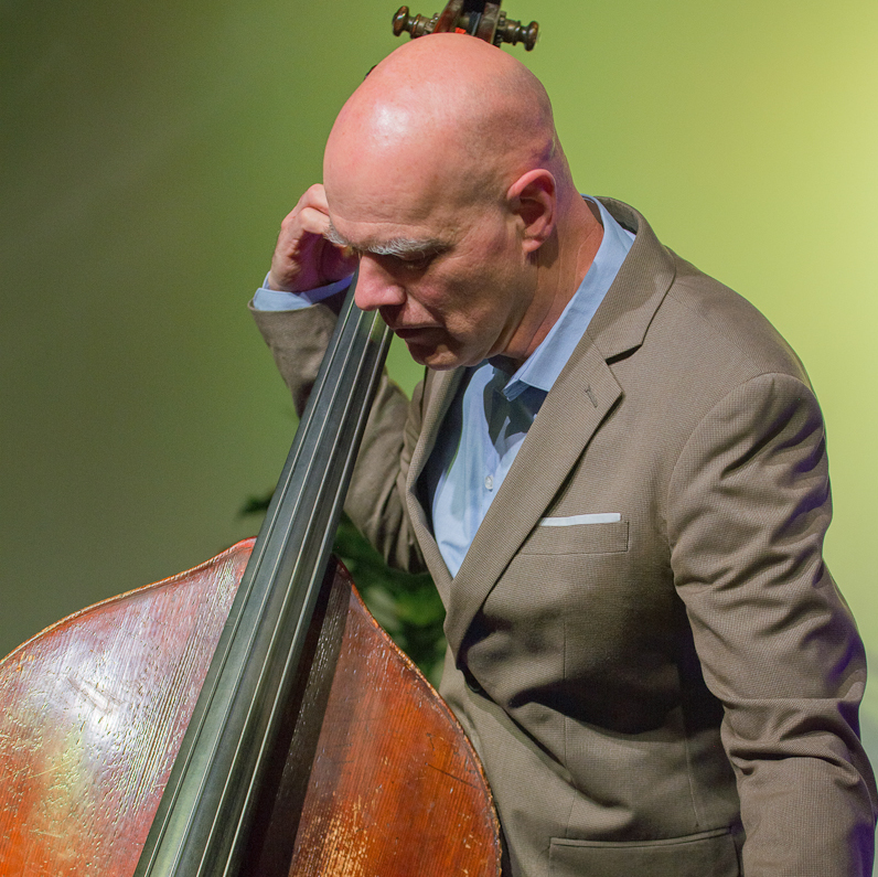 Joris Teepe met zijn contrabas