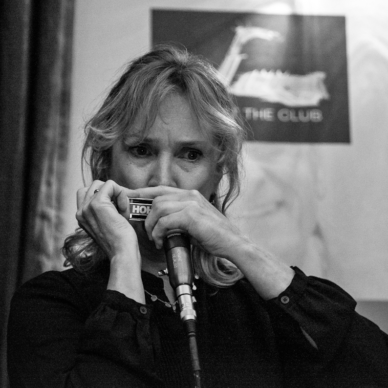 Hermine Deurloo op haar mondharmonica