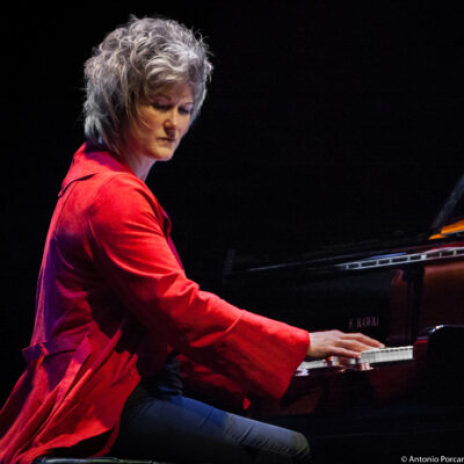 Dena DeRose achter de piano