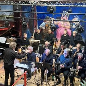 De V.S.O.P. Big Band aan het spelen