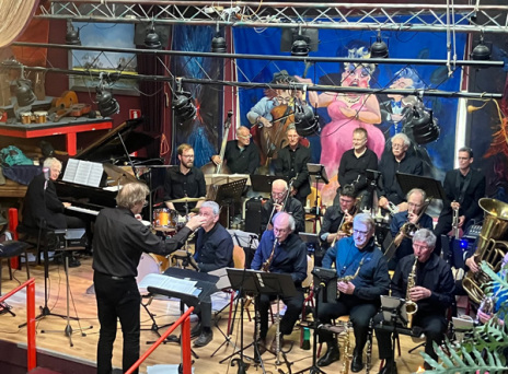 De V.S.O.P. Big Band op het podium