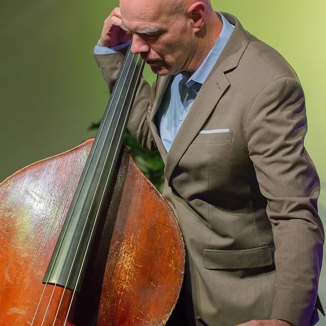 Joris Teepe met zijn contrabas