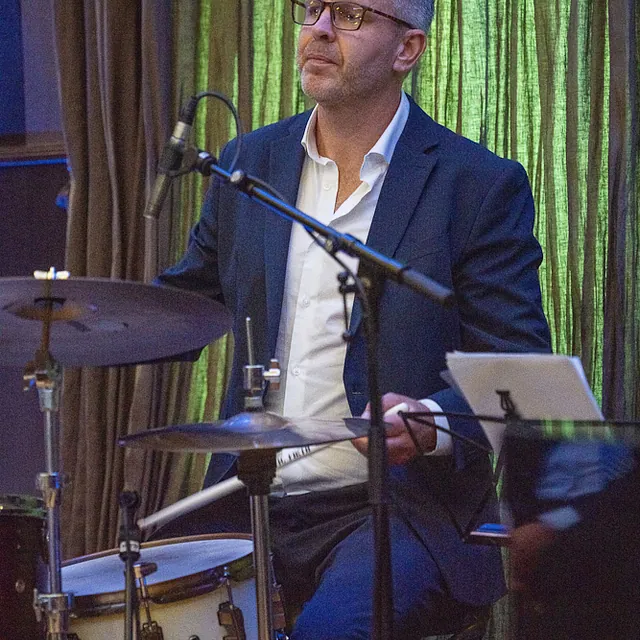 Gij Dijkhuizen achter de drums