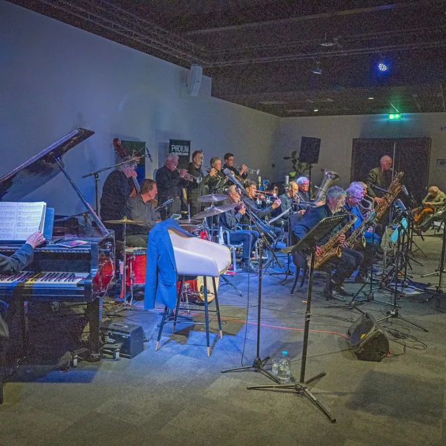 De V.S.O.P. Big Band aan het spelen