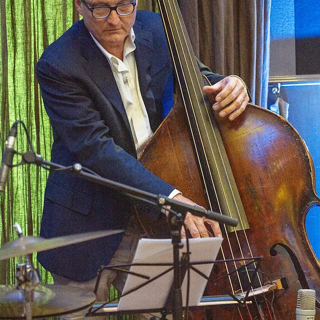 Marius Beets op contrabas