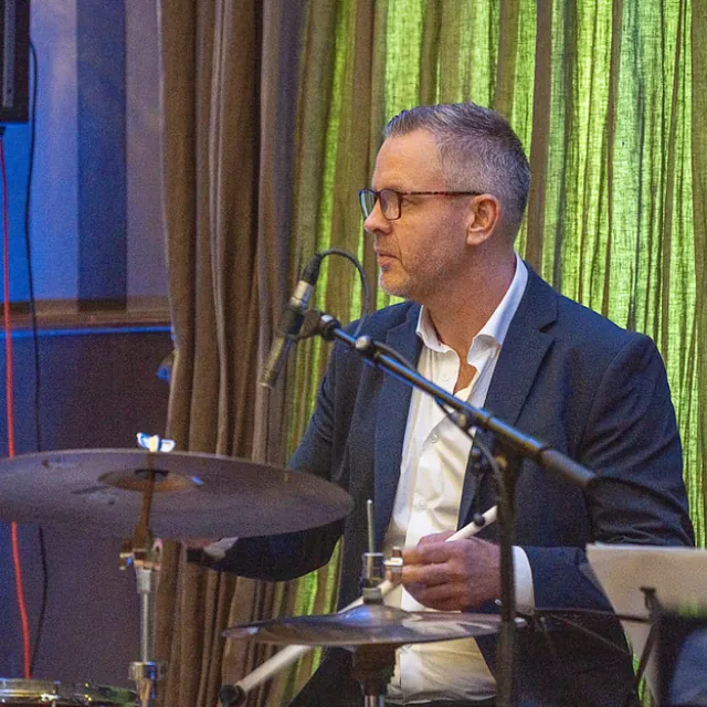 Gijs Dijkhuizen achter de drums