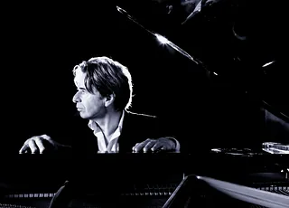 Jeroen van Helsdingen achter zijn piano