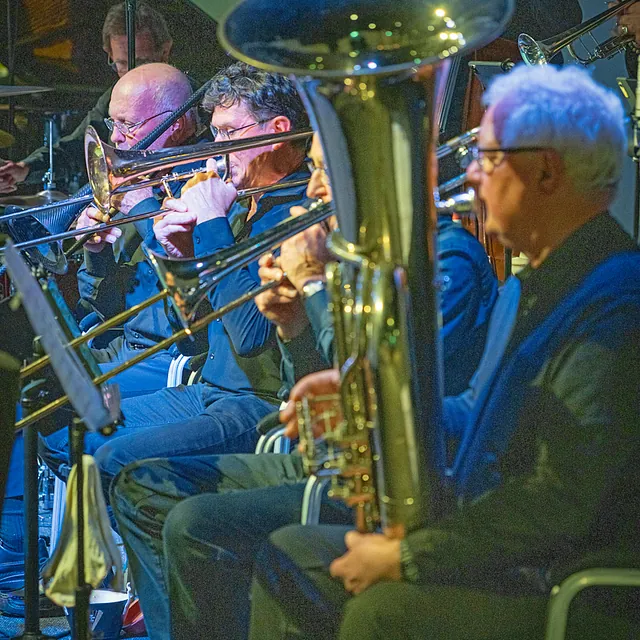 De V.S.O.P. Big Band aan het spelen