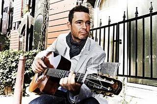 Robin Nolan op zijn gitaar
