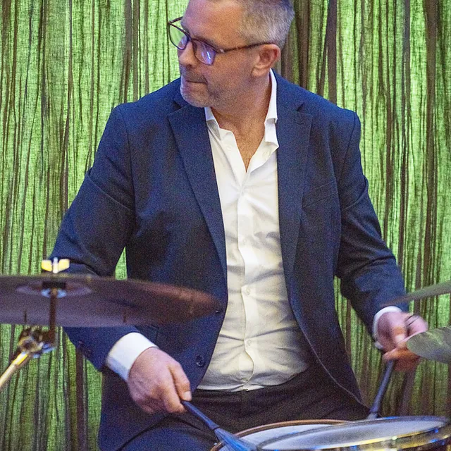 Gijs Dijkhuizen achter drums