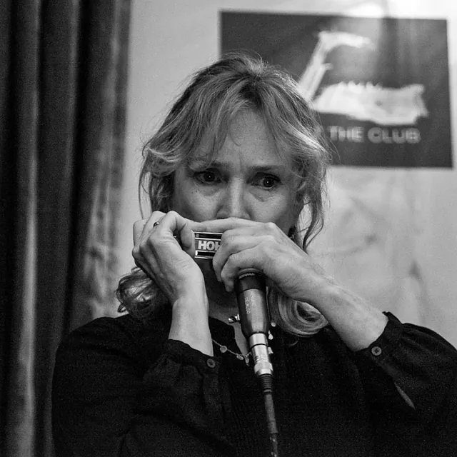 Hermine Deurloo op haar mondharmonica