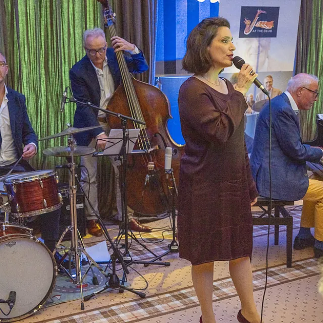 Mirjam van Dam zingt