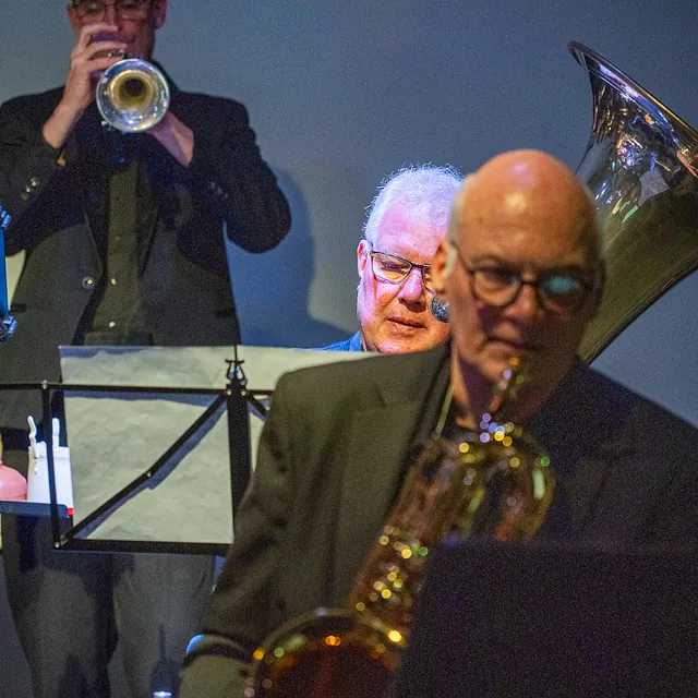 De V.S.O.P. Big Band aan het spelen