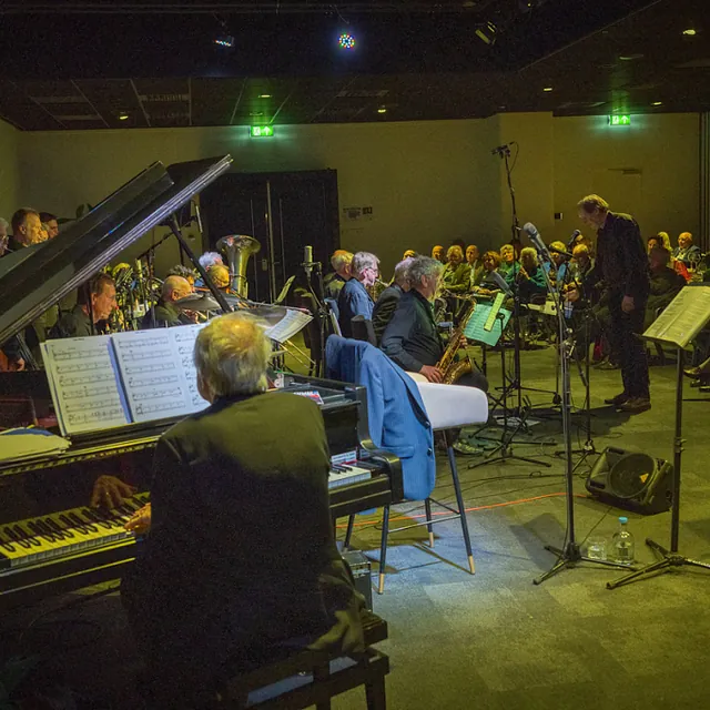 De V.S.O.P. Big Band aan het spelen
